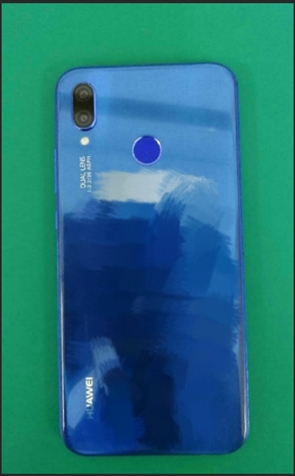 Синий Huawei P20 Lite позирует на фото