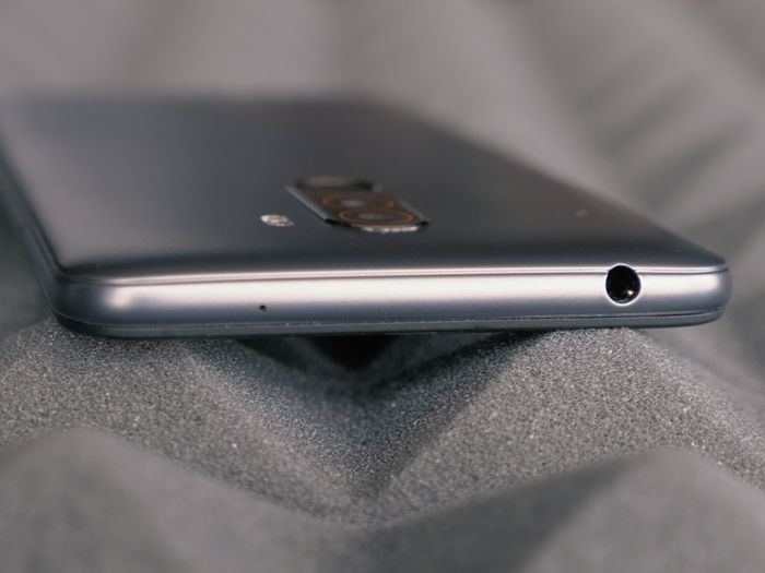 Обзор Xiaomi Pocophone F1 - лучший смартфон за свои деньги – фото 5