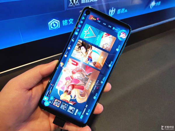 Samsung Galaxy A8s позирует на «живых» фото – фото 9