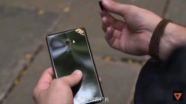 Xiaomi Mi Mix 2 уже успел выскользнуть из чьих-то рук – фото 3