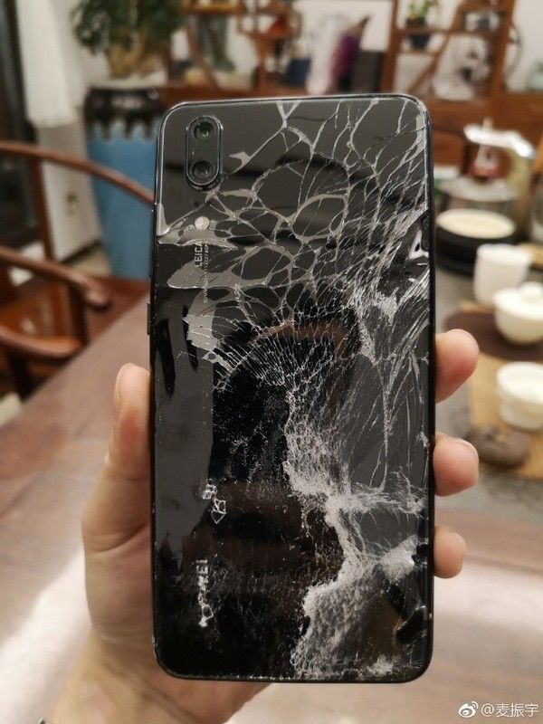 Huawei P20 выжил после падения с большой высоты – фото 1