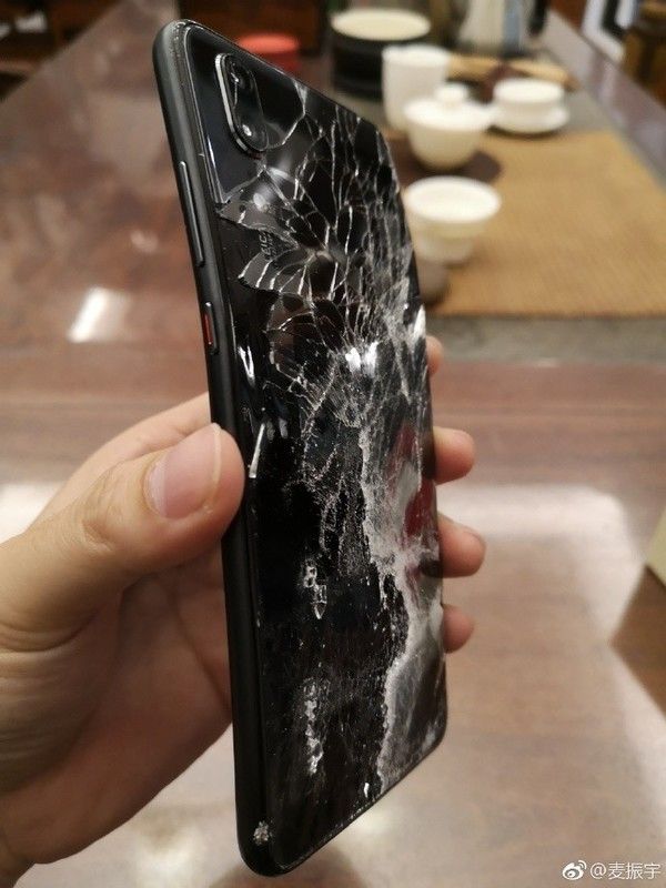 Huawei P20 выжил после падения с большой высоты – фото 3