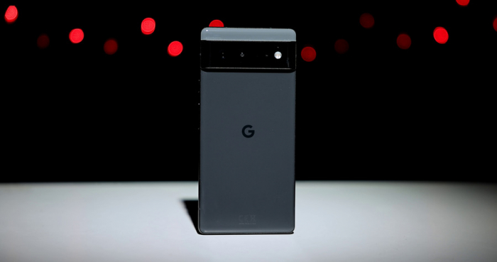 Google Pixel 6 стоит на столе