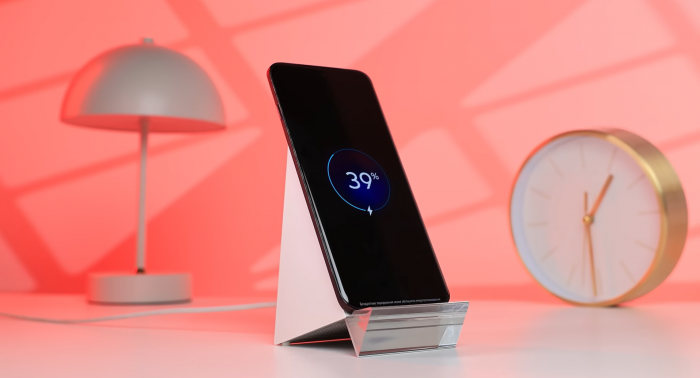 Обзор Motorola Edge 70 Pro беспроводная зарядка