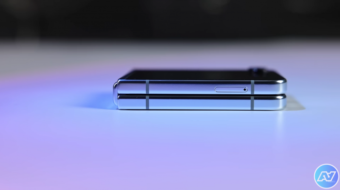 Щілина між корпусами Samsung Galaxy Flip5