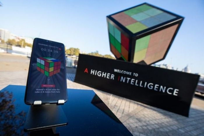 Инсталляция кубика Рубика в поддержку старта продаж семейства Huawei Mate 20 – фото 1