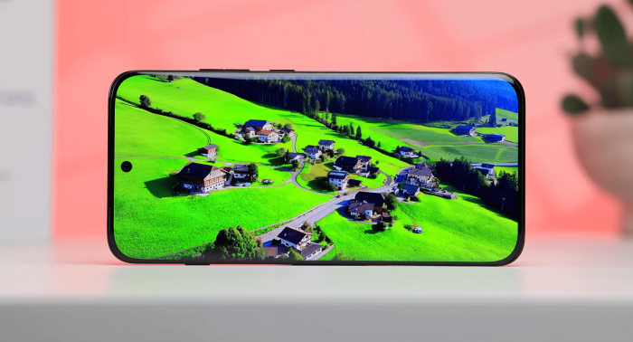 Обзор Motorola Edge 70 Pro дисплей