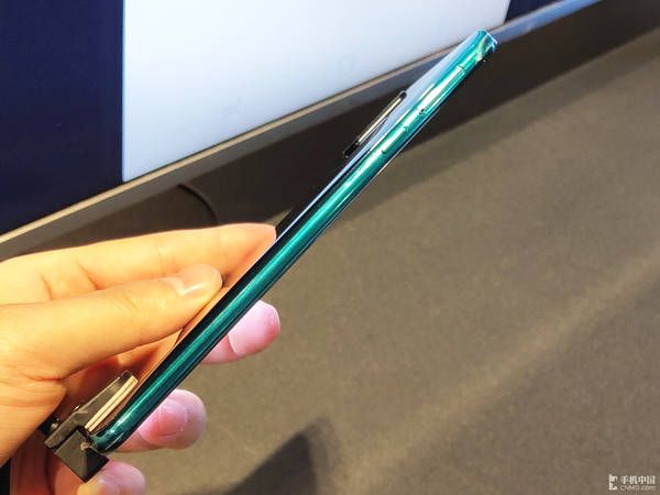 Samsung Galaxy A8s позирует на «живых» фото – фото 11