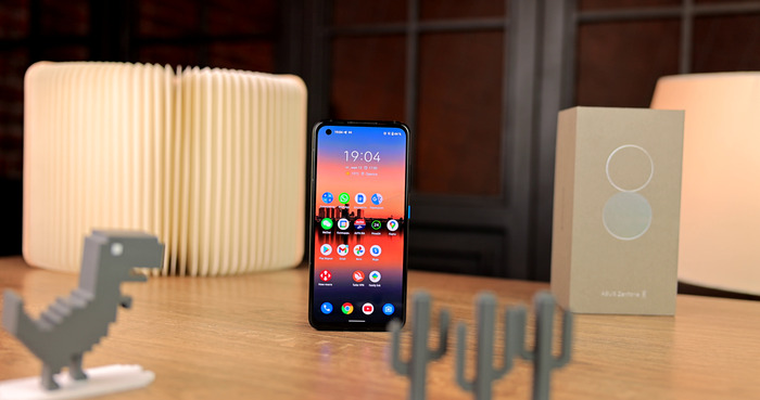Asus Zenfone 8 screen on the table