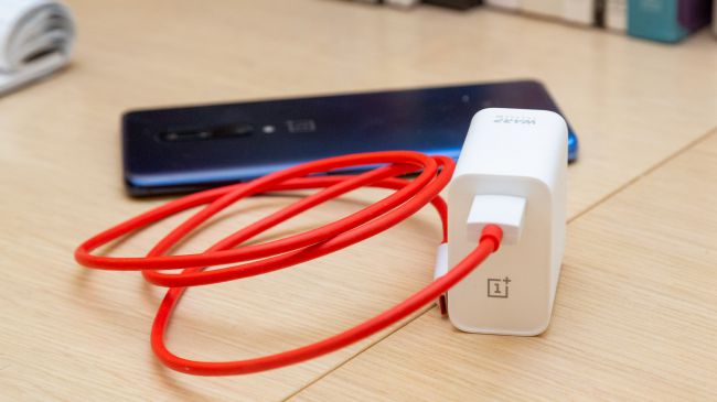 Пит Лау внес ясность о поддержке быстрой и беспроводной зарядки в OnePlus 7T