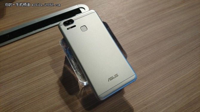 Объявлена цена на ASUS ZenFone 3 Zoom – фото 3