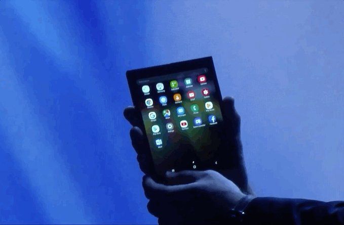 Samsung показала инновационный складной смартфон с гибким дисплеем – фото 2