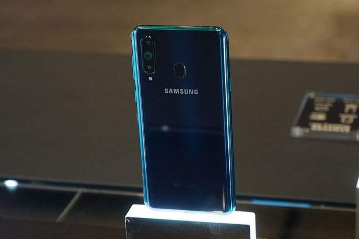 Samsung Galaxy A8s позирует на «живых» фото – фото 5