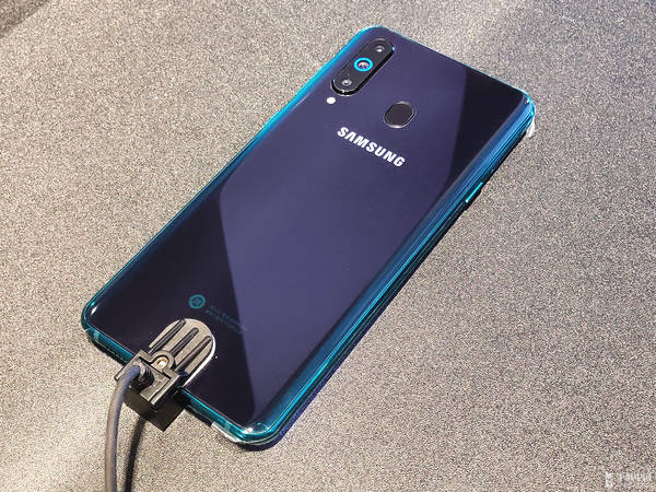 Samsung Galaxy A8s позирует на «живых» фото – фото 10