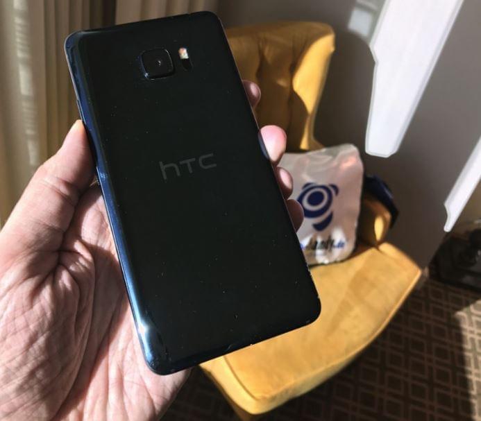 HTC U Ultra у рекламному відео, де шанувальники у захваті від смартфона – фото 1