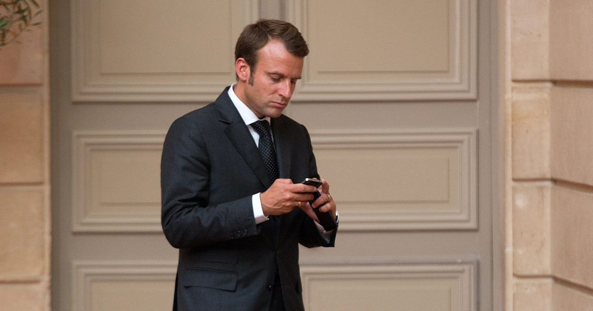 Из-за шпионского скандала президент Франции сменил смартфон – фото 1