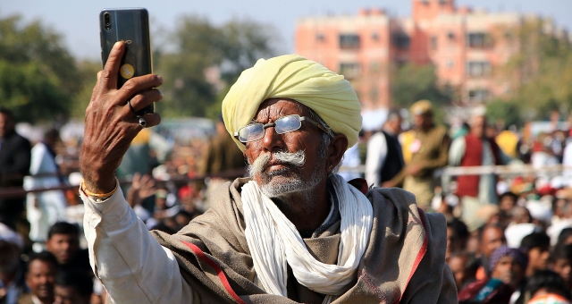 Продай жену — купи смартфон. Житель Индии понял этот призыв буквально – фото 1