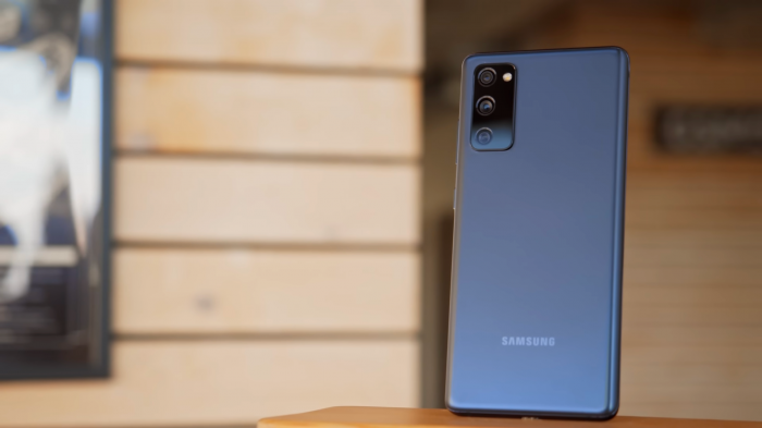 Samsung Galaxy S20 FE - легендарний молодший флагман віддають усього за 6 334 - топ за ціною бюджетника! – фото 1