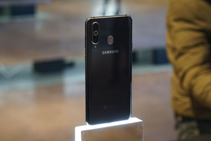 Samsung Galaxy A8s позирует на «живых» фото – фото 4