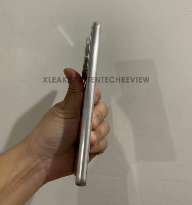 Xiaomi 12 Ultra виглядає монументально та велетнем – фото 3
