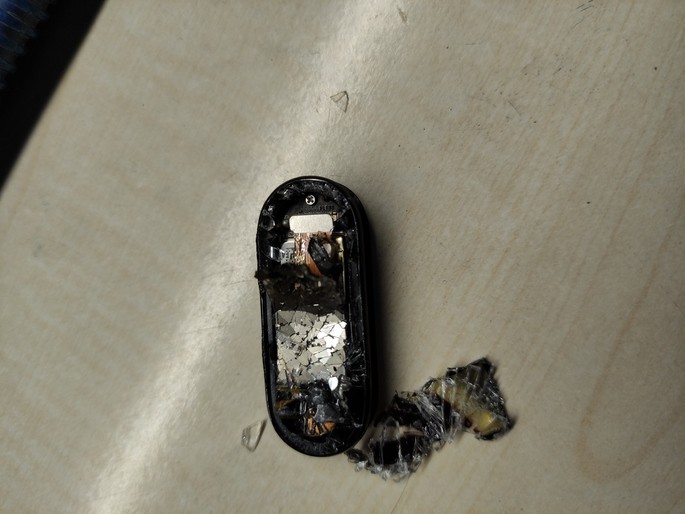 Xiaomi Mi Band 5 спалахнув, але все закінчилося благополучно – фото 3