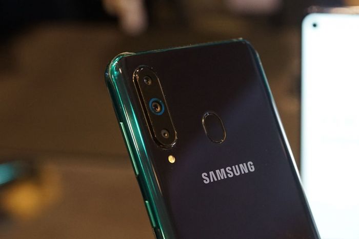 Samsung Galaxy A8s позирует на «живых» фото – фото 6