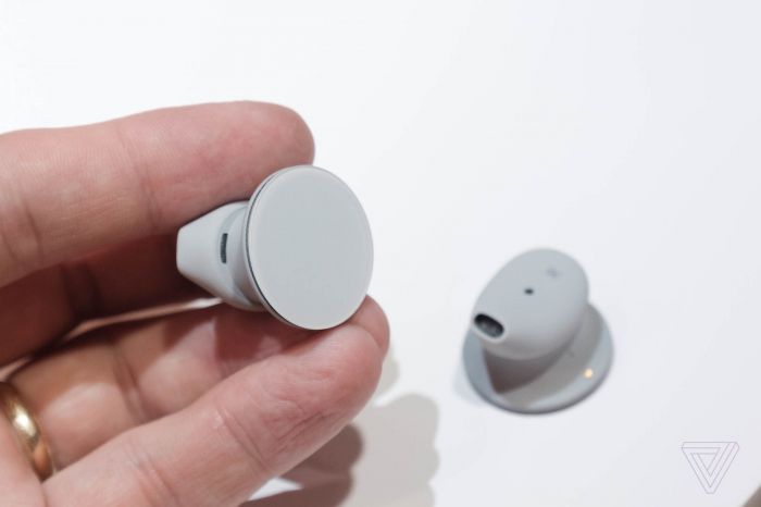 Microsoft представила беспроводную гарнитуру Surface Earbuds – фото 3