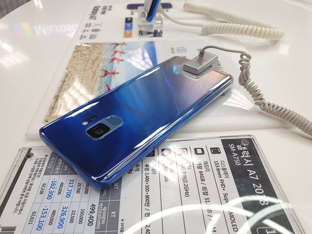 Samsung Galaxy S9 Polaris Blue: флагман в стильном градиентном корпусе на фото – фото 1