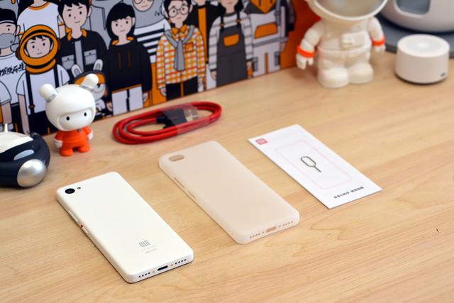 Анонс простого смартфона Xiaomi Qin AI Assistant Pro без фронтальной камеры