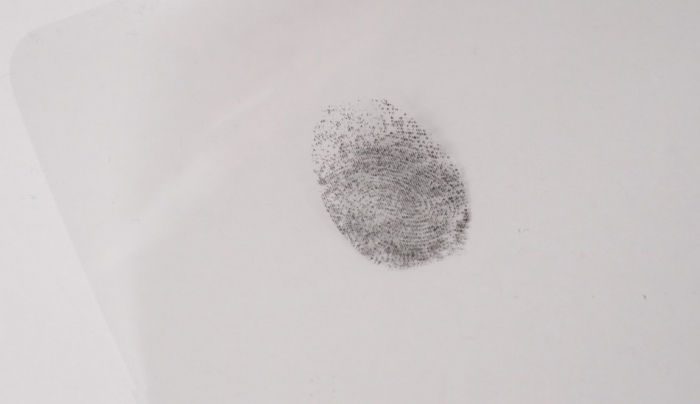 Клей, ацетатный лист и принтер: легкий способ взлома сканера отпечатков пальцев – фото 2