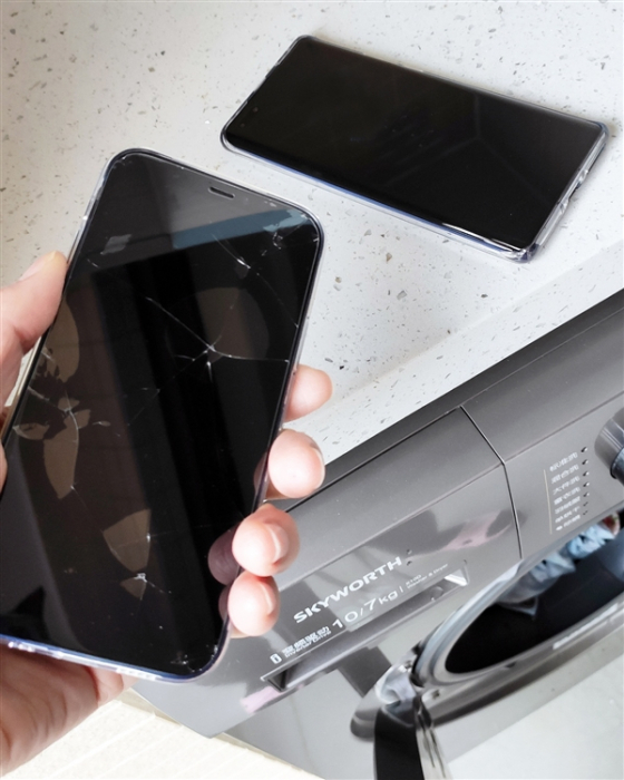 Huawei Mate 40 та iPhone 12 не змогли зламати пральну машину – фото 2
