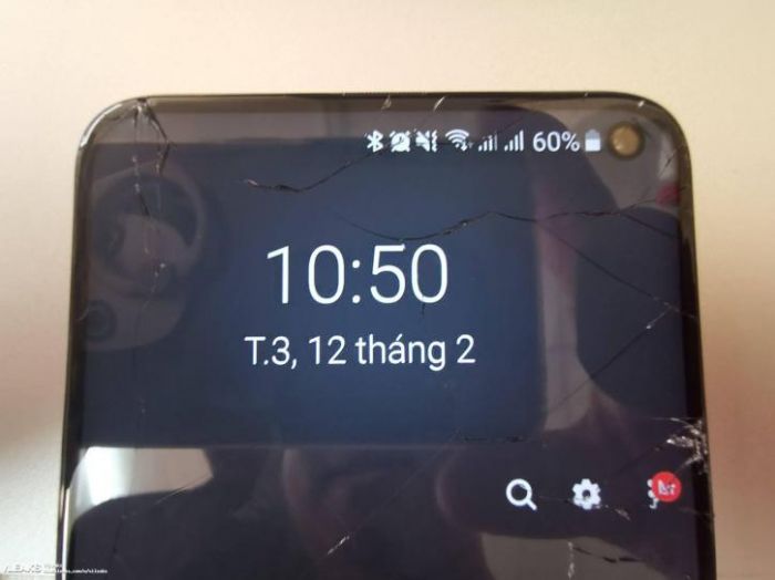 Samsung Galaxy S10e уже проверили на прочность: фото разбитого смартфона – фото 1