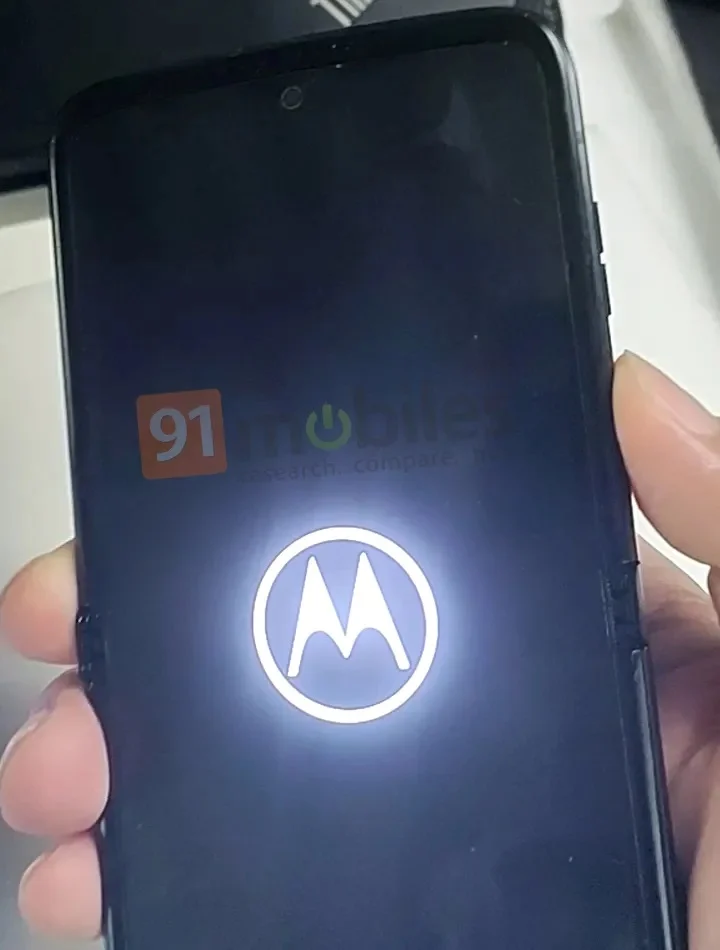 Складной Motorola RAZR 3 показали живьем – фото 1