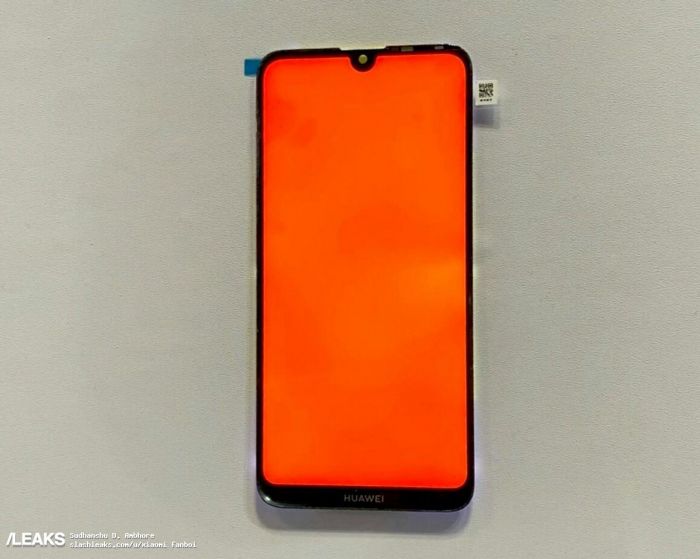 Huawei работает над смартфоном с полукруглым вырезом – фото 1