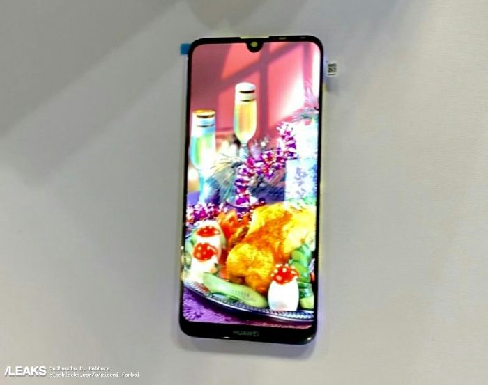 Huawei работает над смартфоном с полукруглым вырезом – фото 3