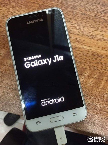 Доступный Samsung Galaxy J1 прошел апгрейд: экран на 4,5 дюйма, 4-ядерный Exynos 3475, 1Гб ОЗУ и ценник до $100 – фото 1