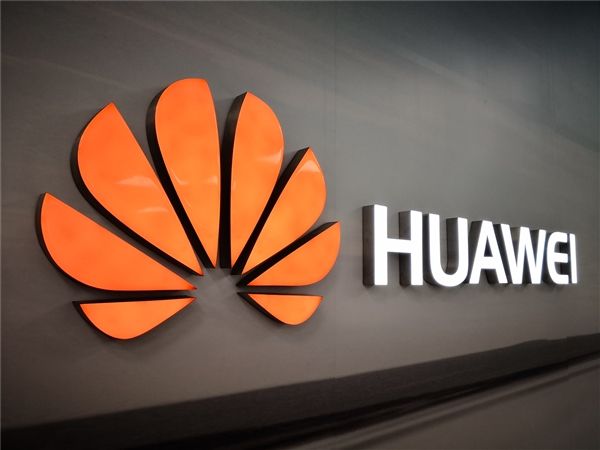 Huawei очистила экран блокировки от рекламы