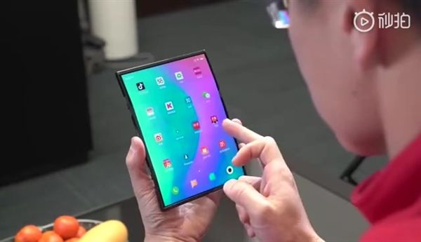 Xiaomi показала складной смартфон – фото 1
