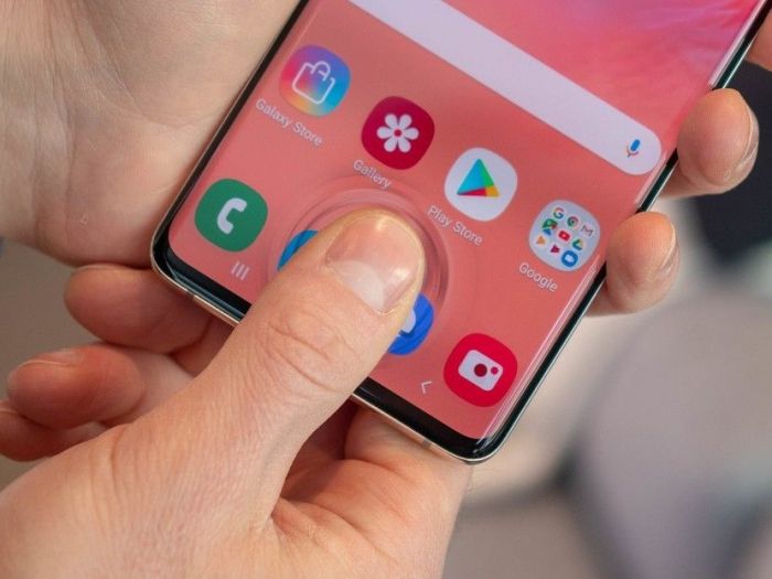 Samsung исправила уязвимость с работой сканера отпечатков пальцев в Galaxy S10