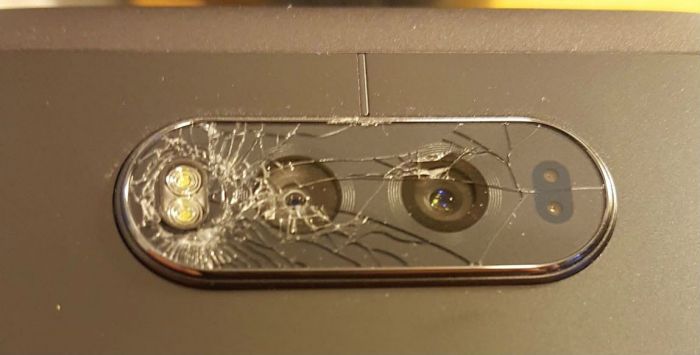 Покупатели жалуются на лопнувшие стекла основной камеры LG V20 – фото 1