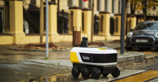 Яндекс випустив на вулиці Москви безпілотного робота для безконтактної доставки їжі