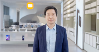 What smartphone does the head of Xiaomi use