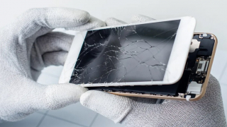 Почему замена экрана в телефоне стоит по-разному: разбираемся «на пальцах»