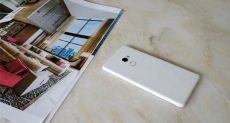 Xiaomi Mi Mix 2 в белом цвете на фото или как можно рекламировать сразу два смартфона