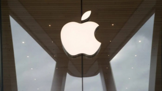 Apple запатентовала технологию, которая позволит создать iPhone без челки и отверстий в экране