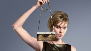 Компанія Honor представила новий концептуальний телефон V Purse, який схожий на гаманець та має стилізовані шпалери
