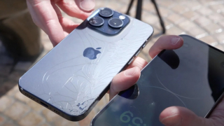 Відомий блогер протестував на міцність новий iPhone 15 Pro в порівнянні із Phone 14 Pro: результати шокують!