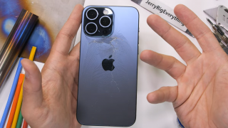 Тесты Apple iPhone 15 Pro на изгиб и падение: с алюминиевой рамой заднее стекло выдержало бы большие нагрузки?