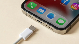 Apple iPhone 15 Pro заряжает павербанк через USB-C вместо того, чтоб заряжаться от него