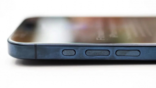 Титановая рамка Apple iPhone 15 Pro собирает темные четкие отпечатки пальцев и даже меняет цвет